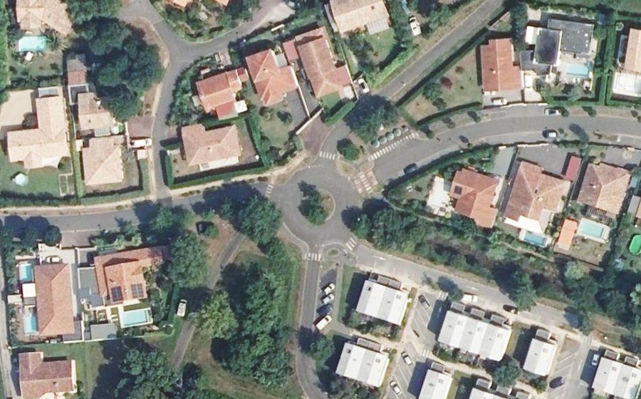 Vue aérienne du Rond-point anonyme n°223594727