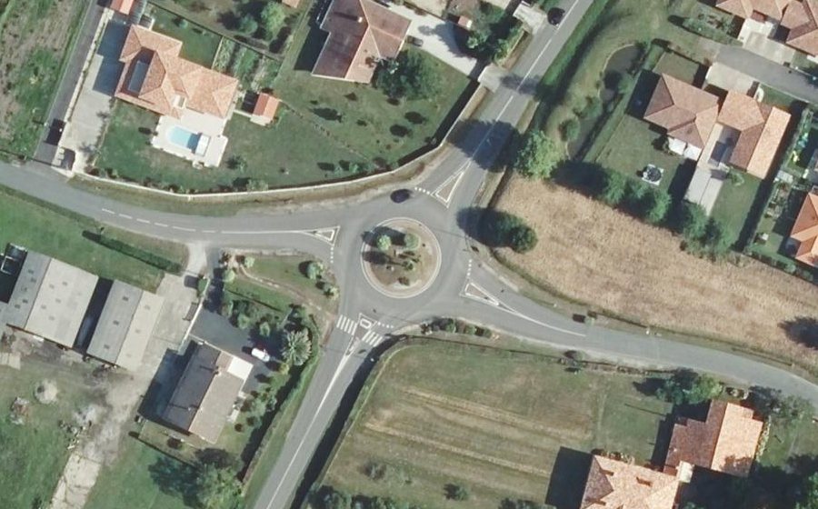 Vue aérienne du Rond-point anonyme n°223594730