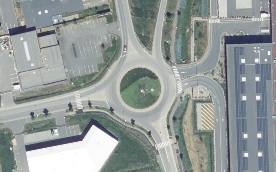 Vue aérienne du Rond-point anonyme n°223594871
