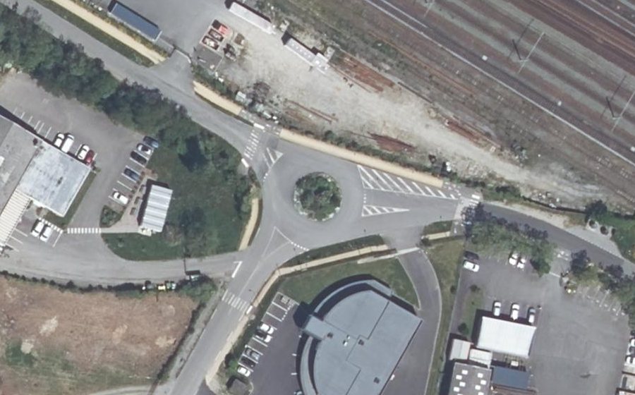 Vue aérienne du Rond-point anonyme n°223635850