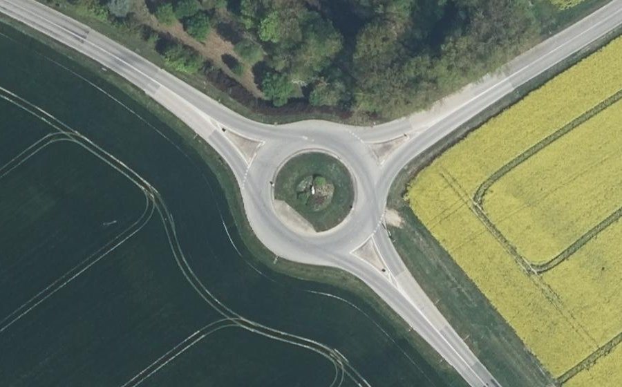 Vue aérienne du Rond-point anonyme n°223646748