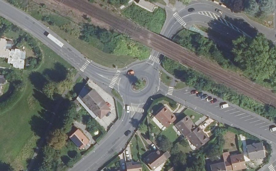 Vue aérienne du Rond-point anonyme n°223677671