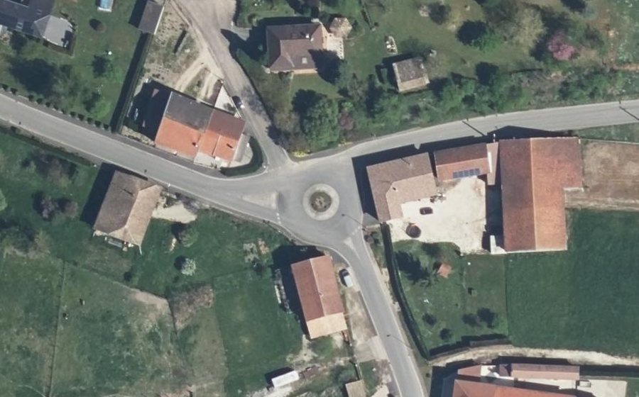 Vue aérienne du Rond-point anonyme n°223680217