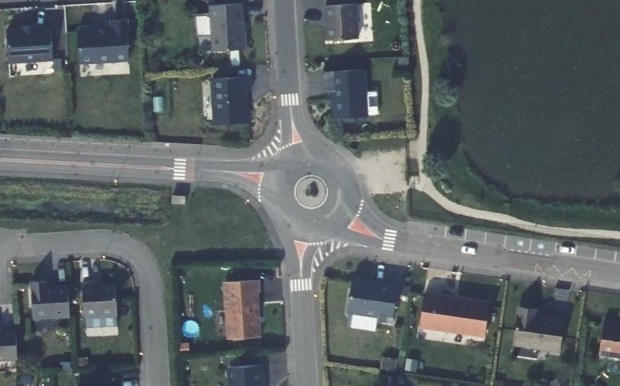 Vue aérienne du Rond-point anonyme n°223821335