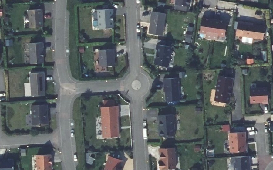 Vue aérienne du Rond-point anonyme n°223821336