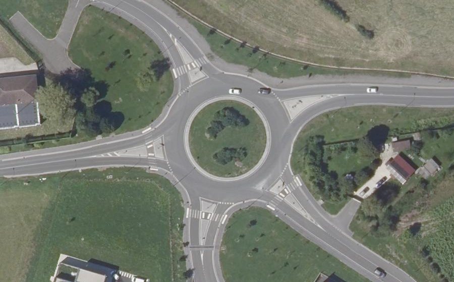 Vue aérienne du Rond-point anonyme n°223842964