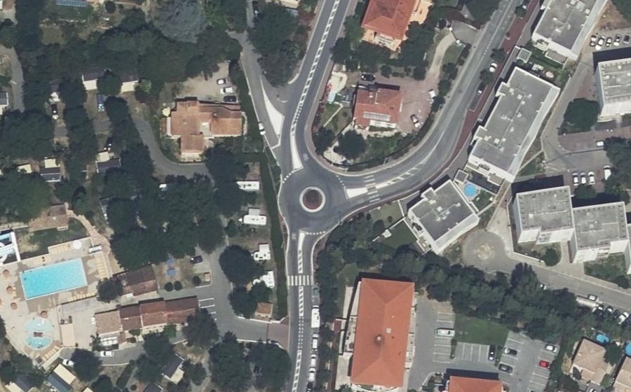 Vue aérienne du Rond-point anonyme n°22384899