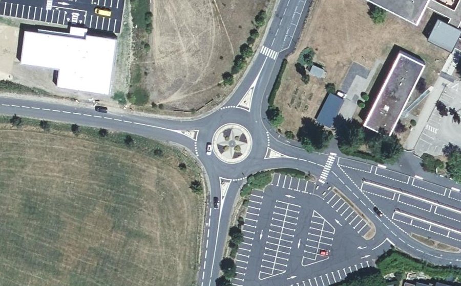 Vue aérienne du Rond-point anonyme n°223881039