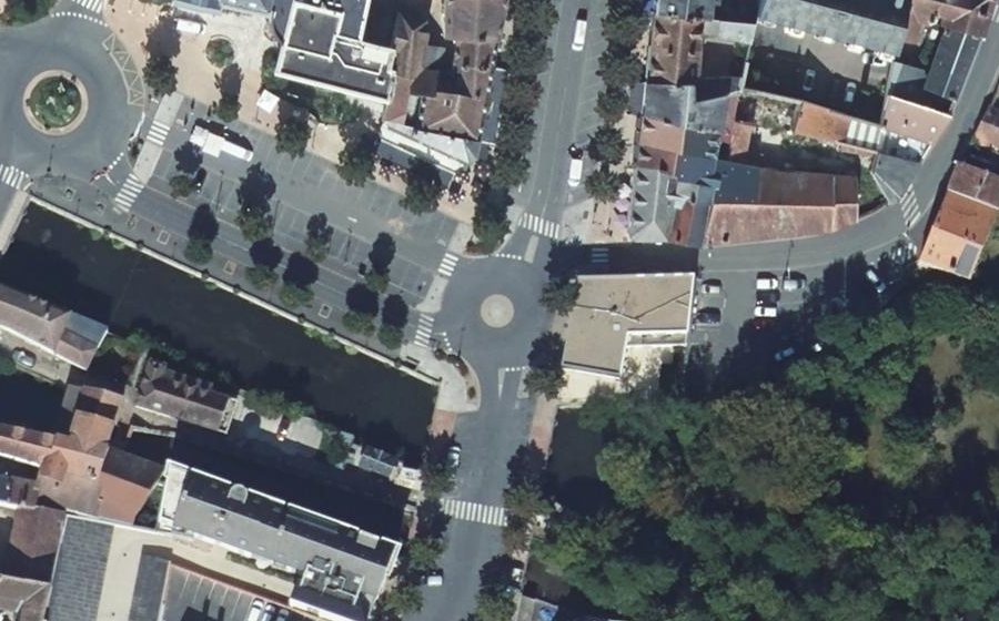 Vue aérienne du Rond-point anonyme n°223894385