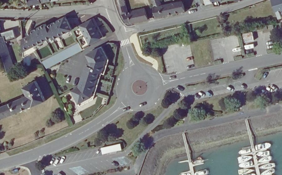 Vue aérienne du Rond-point anonyme n°223901381