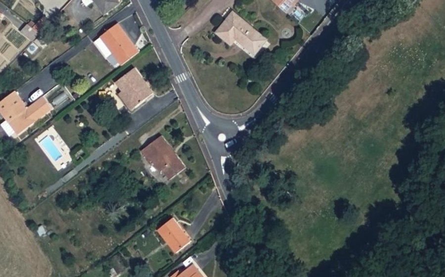 Vue aérienne du Rond-point anonyme n°223955884