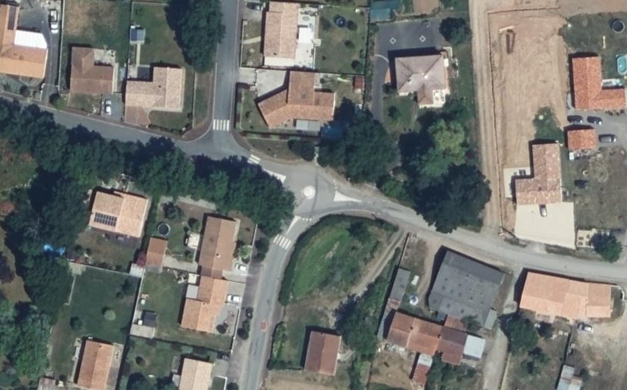 Vue aérienne du Rond-point anonyme n°223955888