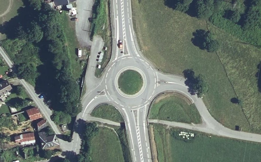 Vue aérienne du Rond-point anonyme n°223963473