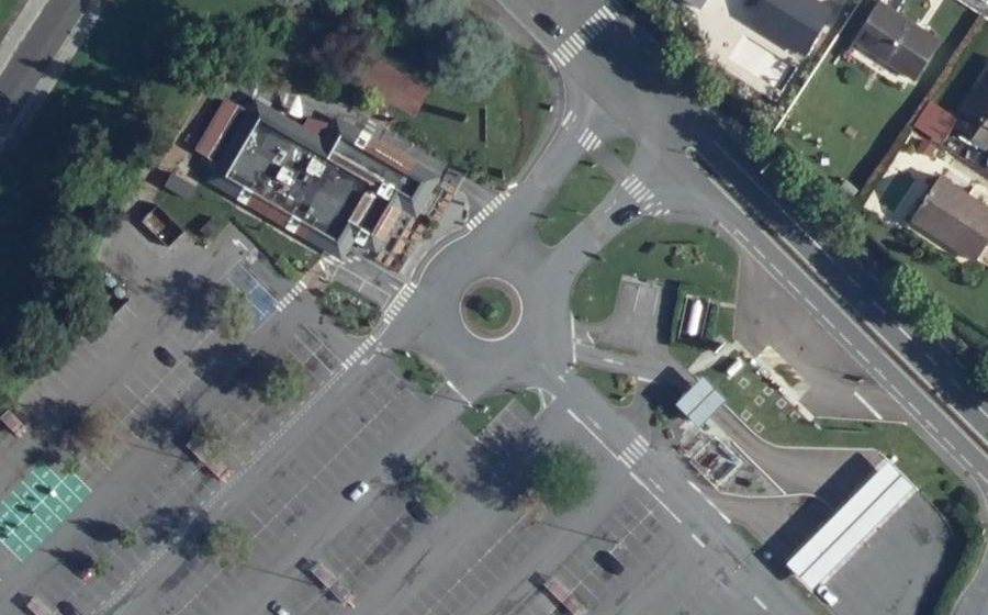 Vue aérienne du Rond-point anonyme n°223983572