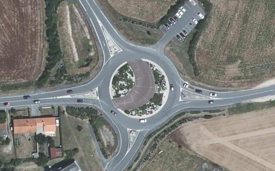 Vue aérienne du Rond-point anonyme n°223987696