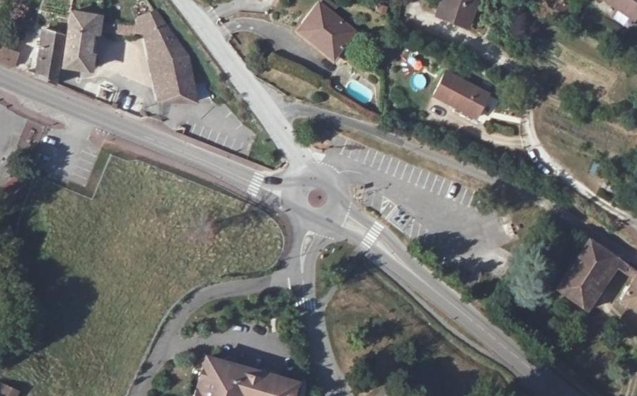 Vue aérienne du Rond-point anonyme n°223989364