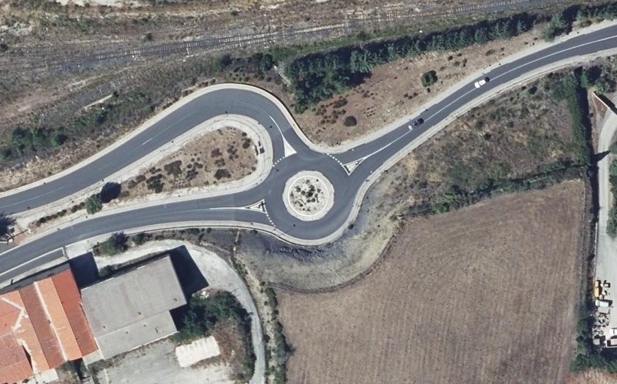 Vue aérienne du Rond-point anonyme n°223993086