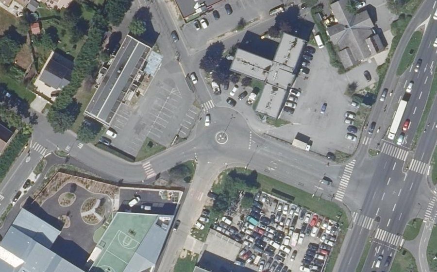 Vue aérienne du Rond-point anonyme n°223994501