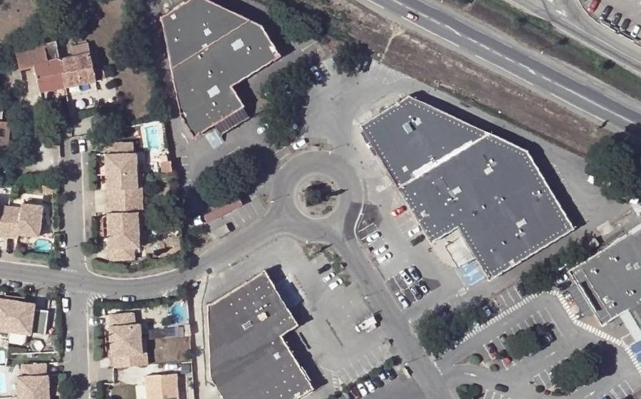 Vue aérienne du Rond-point anonyme n°224084278