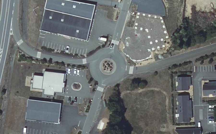 Vue aérienne du Rond-point anonyme n°224084624