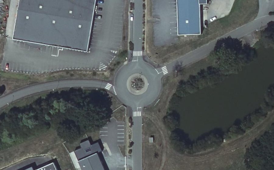 Vue aérienne du Rond-point anonyme n°224084638