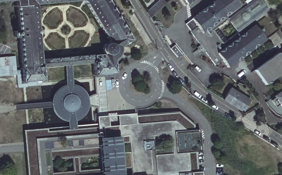 Vue aérienne du Rond-point anonyme n°224085682