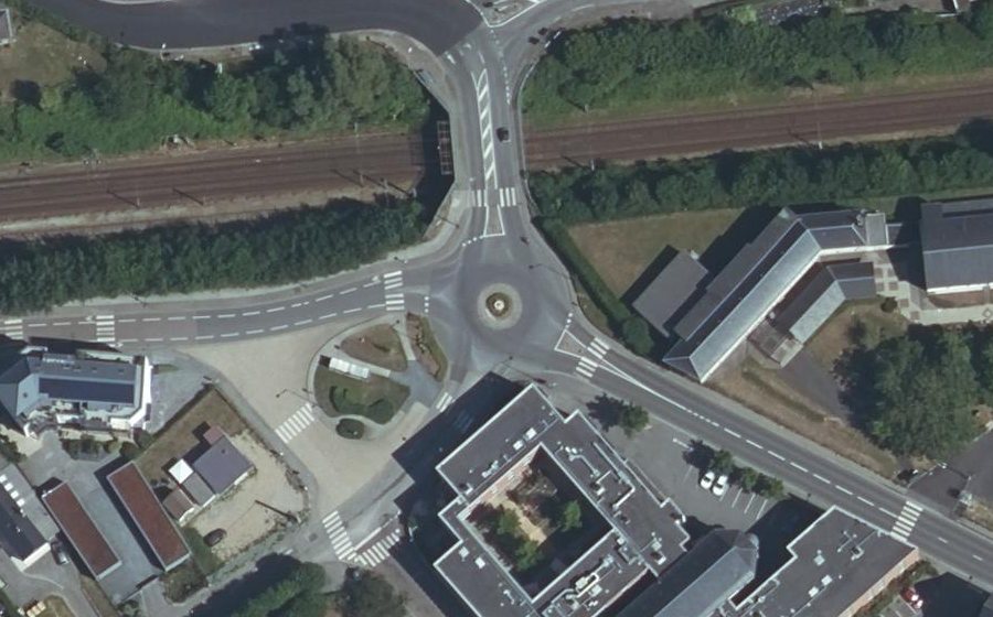 Vue aérienne du Rond-point anonyme n°224113366
