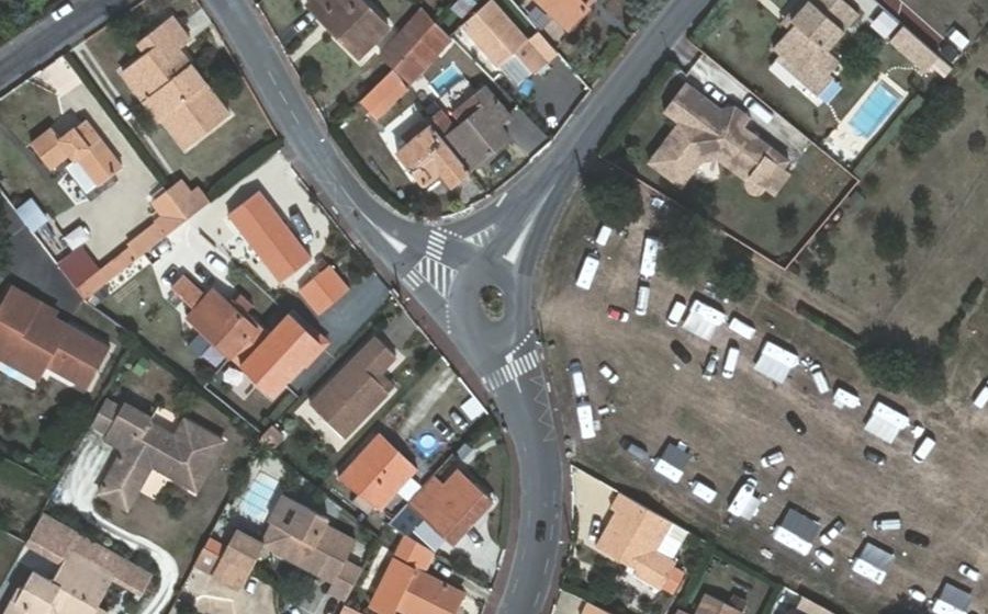 Vue aérienne du Rond-point anonyme n°224118658