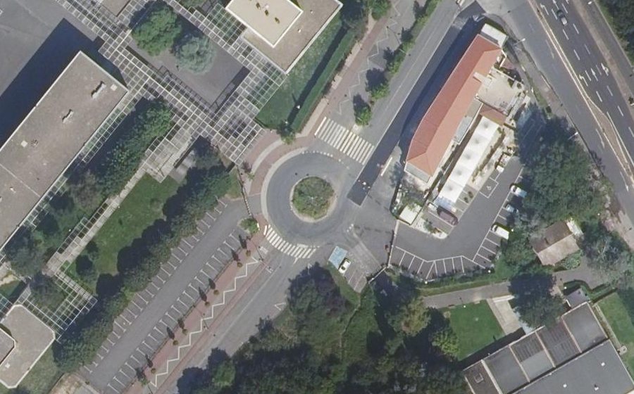 Vue aérienne du Rond-point anonyme n°224140088