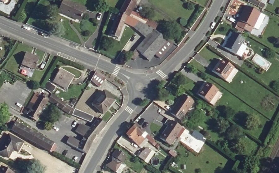 Vue aérienne du Rond-point anonyme n°224143122