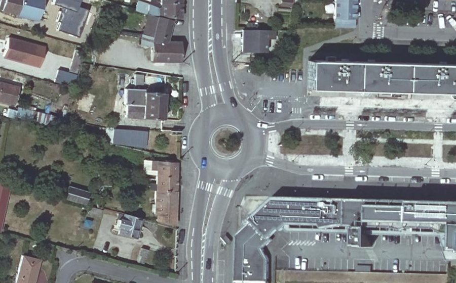 Vue aérienne du Rond-point anonyme n°224208963