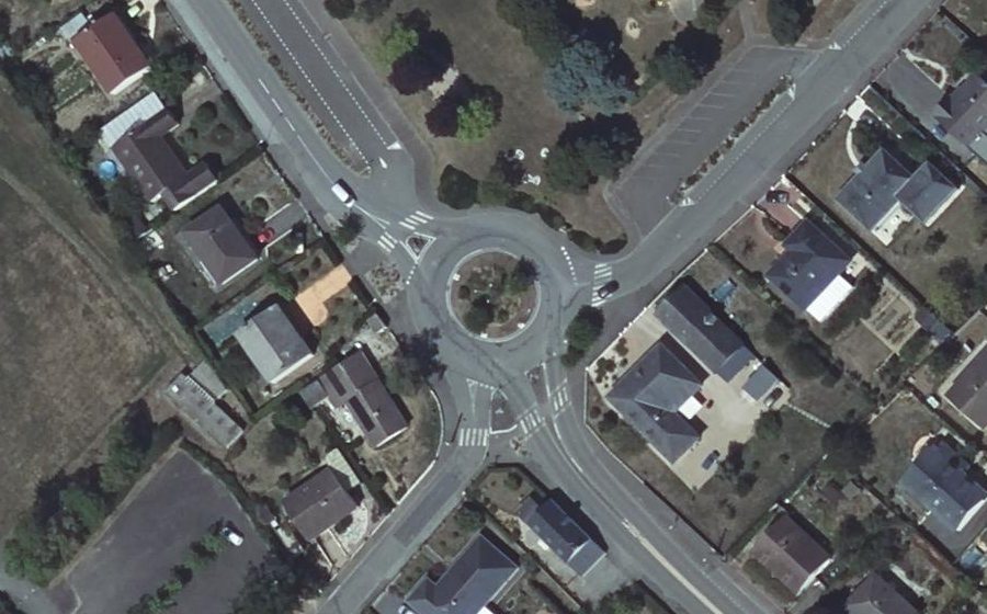 Vue aérienne du Rond-point anonyme n°224222750