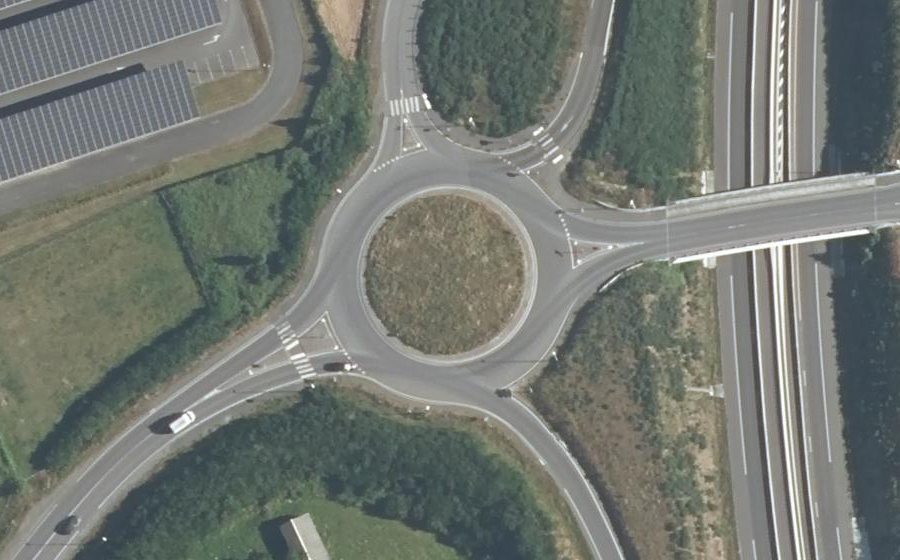 Vue aérienne du Rond-point anonyme n°224223881