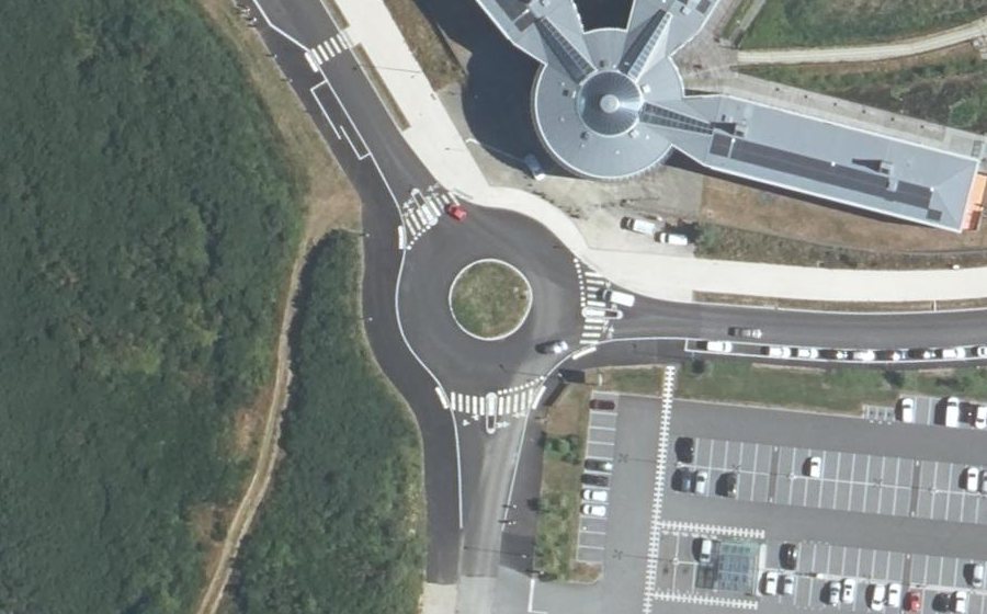 Vue aérienne du Rond-point anonyme n°224223885