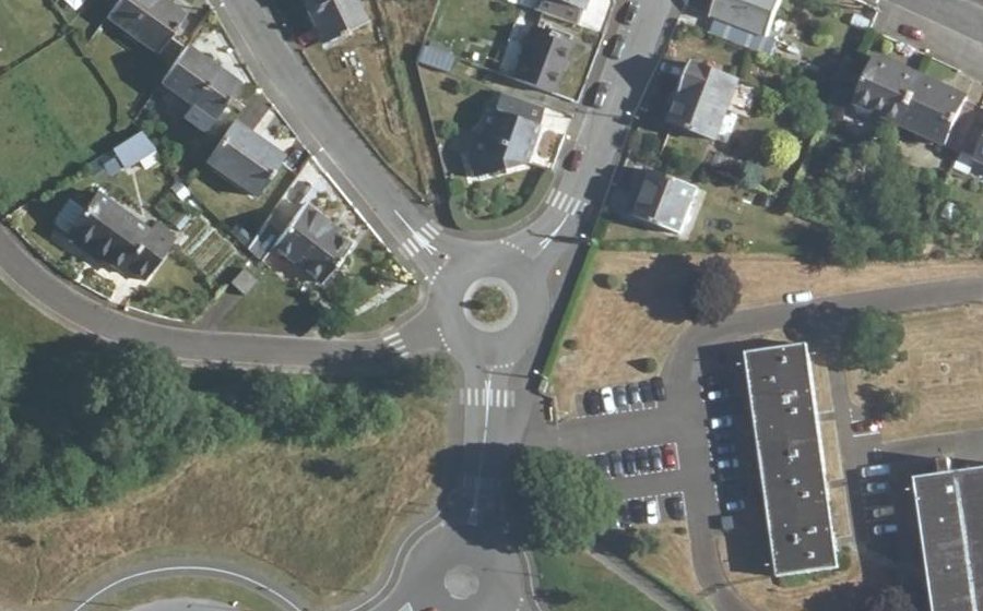 Vue aérienne du Rond-point anonyme n°224223888