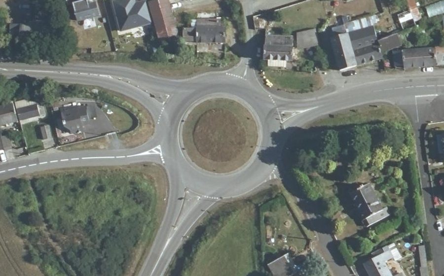 Vue aérienne du Rond-point anonyme n°224223890