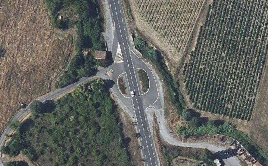 Vue aérienne du Rond-point anonyme n°224295602