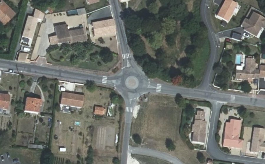 Vue aérienne du Rond-point anonyme n°224307677
