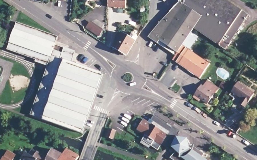 Vue aérienne du Rond-point anonyme n°224348801