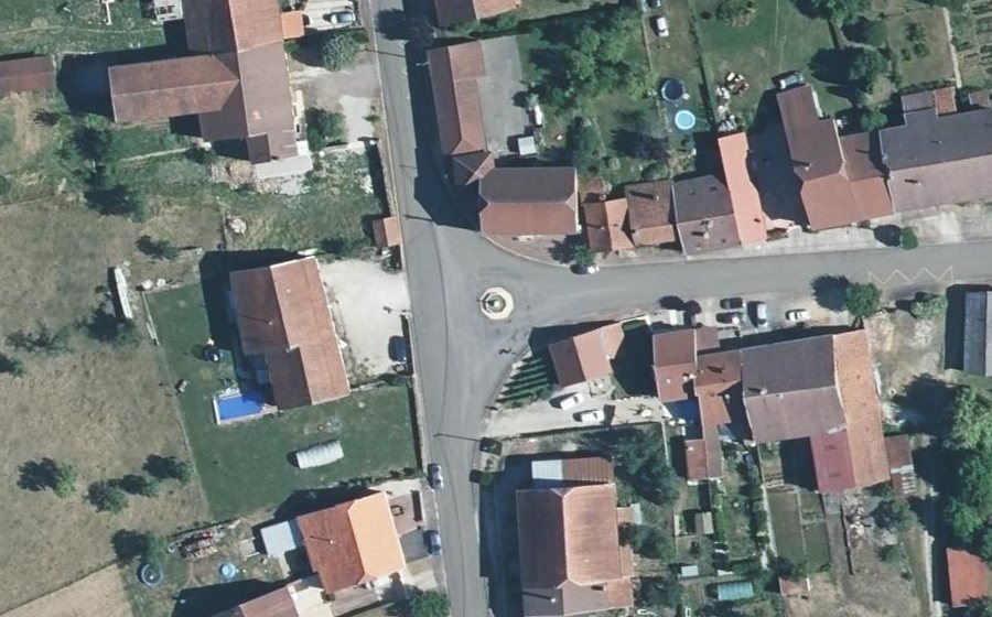 Vue aérienne du Rond-point anonyme n°224349438