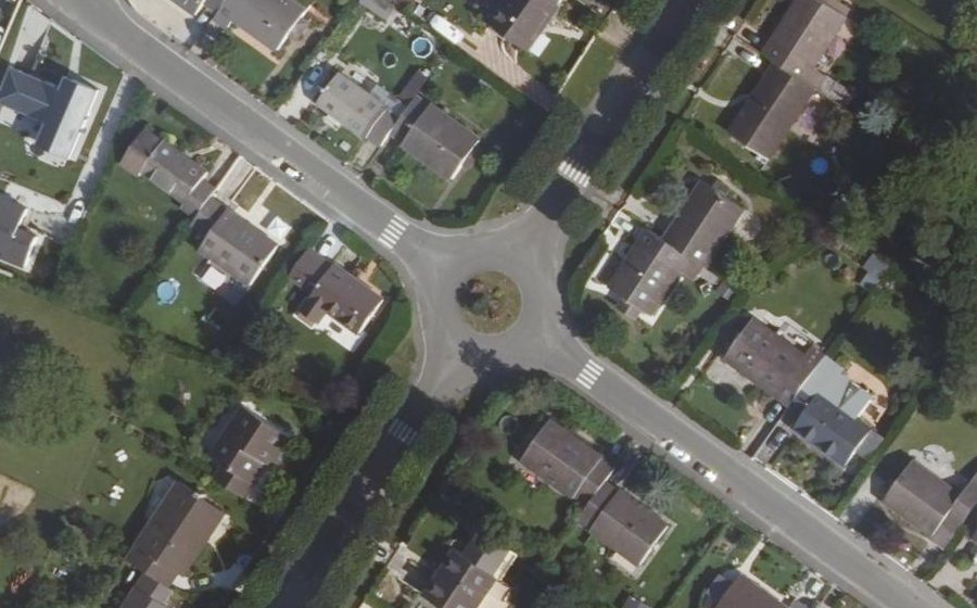 Vue aérienne du Rond-point anonyme n°224402498