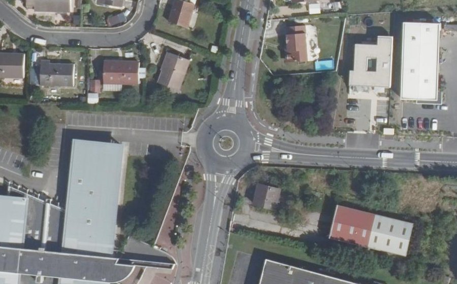 Vue aérienne du Rond-point anonyme n°224524493