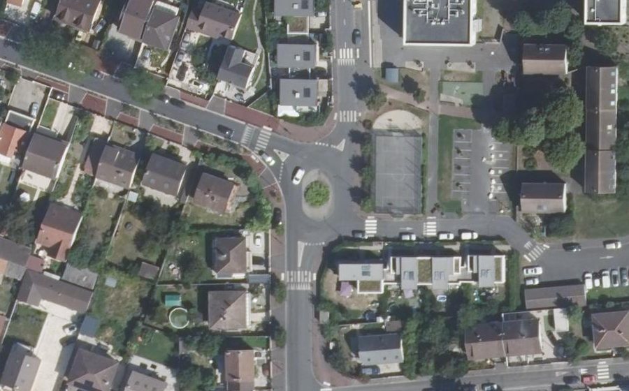 Vue aérienne du Rond-point anonyme n°224540479