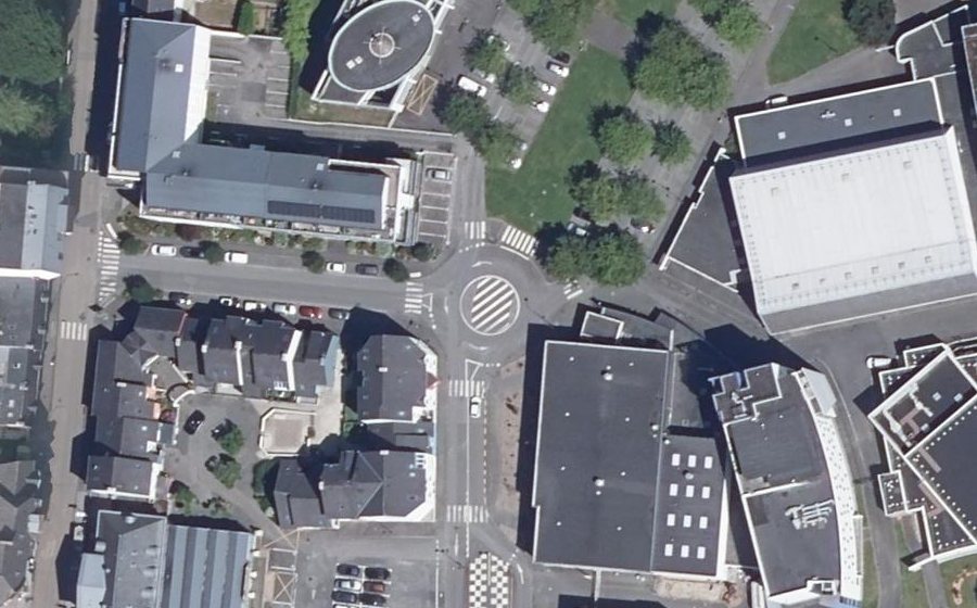 Vue aérienne du Rond-point anonyme n°224559422