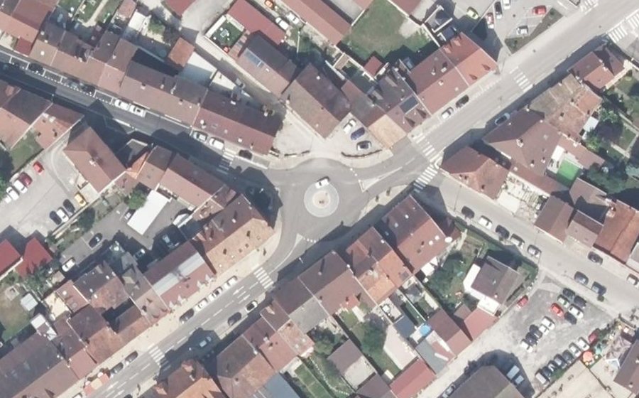 Vue aérienne du Rond-point anonyme n°224585632