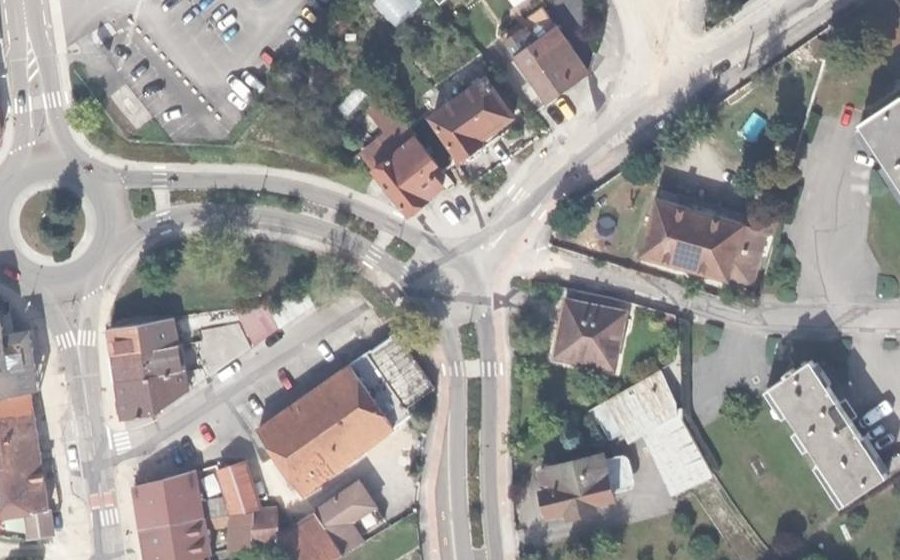 Vue aérienne du Rond-point anonyme n°224602887