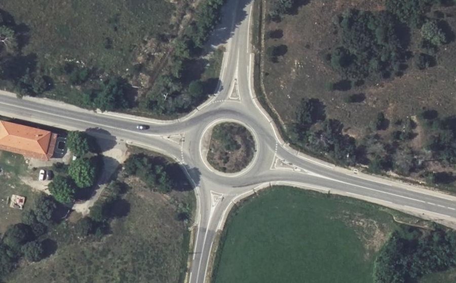Vue aérienne du Rond-point anonyme n°224607969