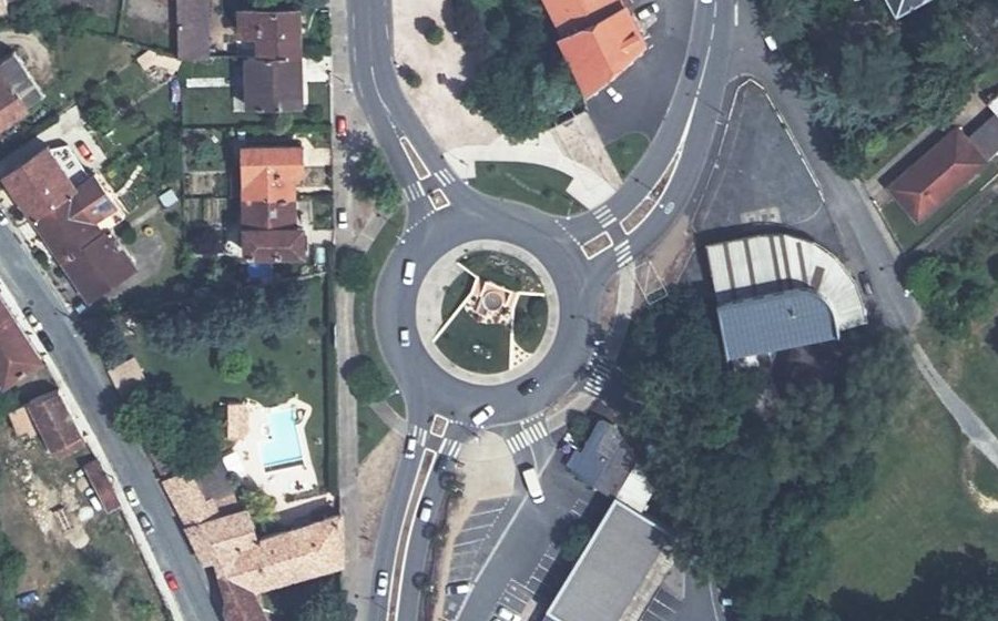Vue aérienne du Rond-point anonyme n°224682746