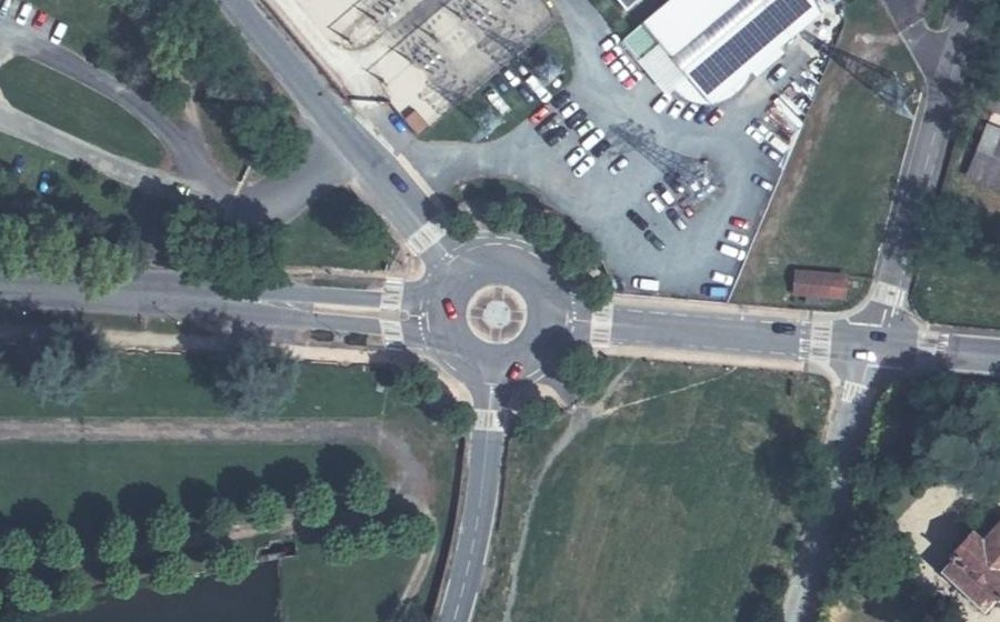Vue aérienne du Rond-point anonyme n°224690839