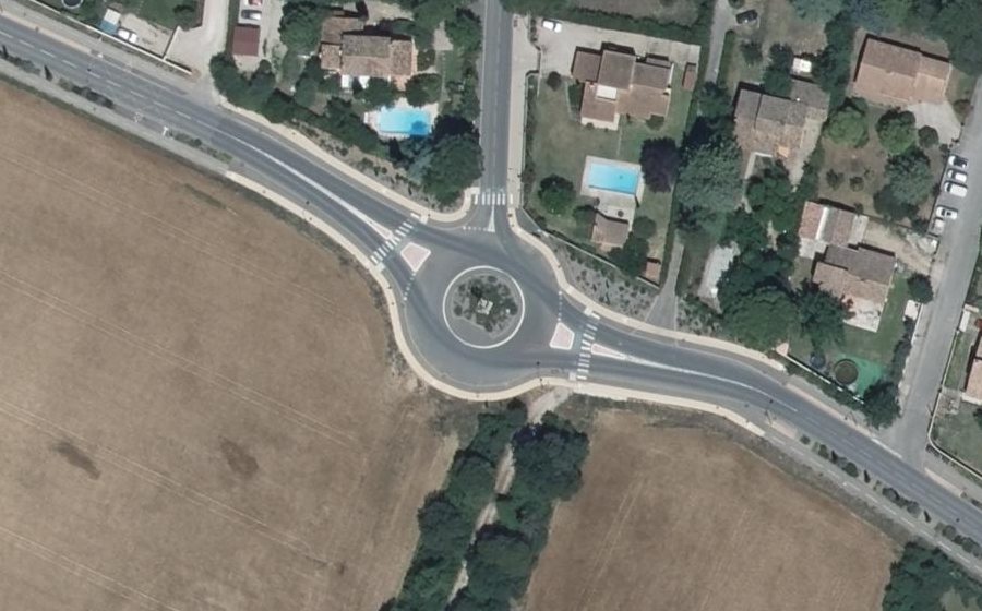 Vue aérienne du Rond-point anonyme n°224697896